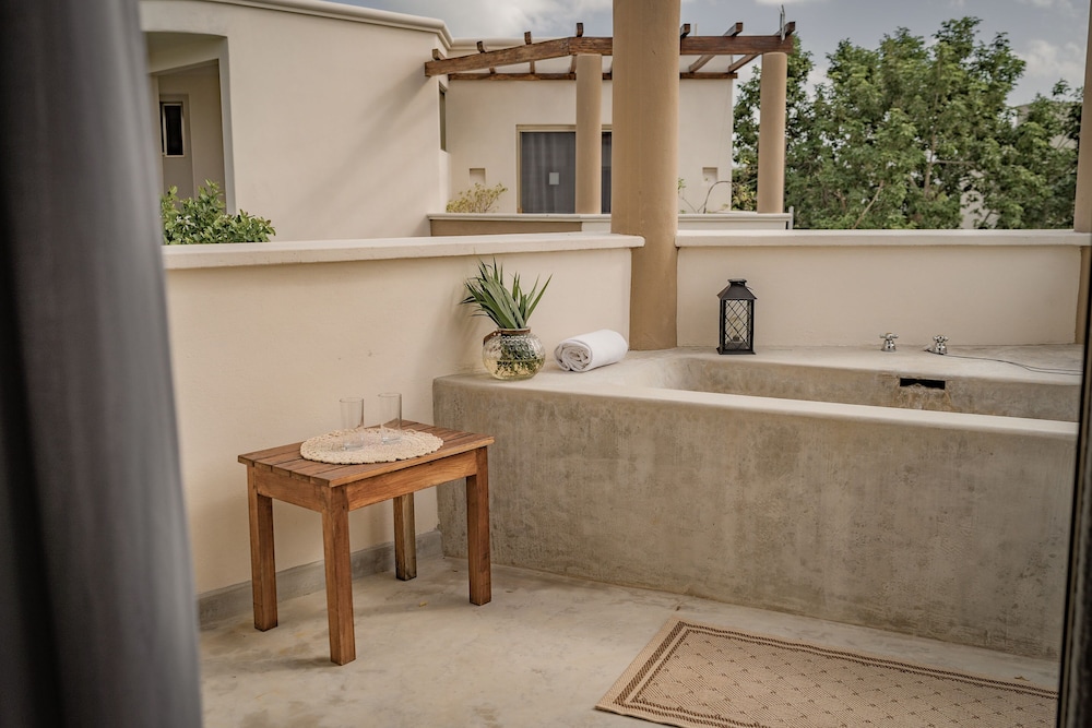 Suite with HotTub - Photo 9