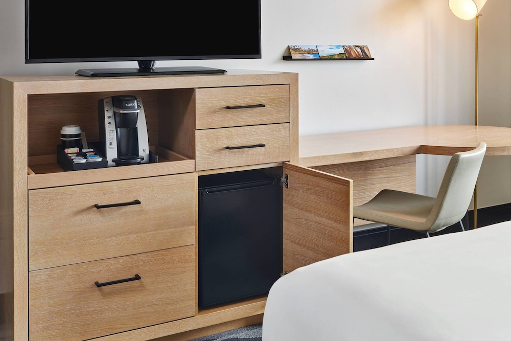 Deluxe Room, 1 King Bed, City View - Photo 5