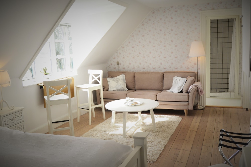 Deluxe Room, 1 Queen Bed with Sofa bed photo 2