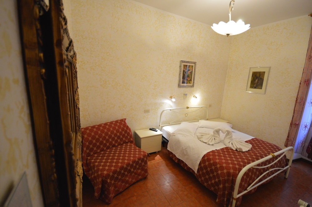 Classic Triple Room, Private Bathroom