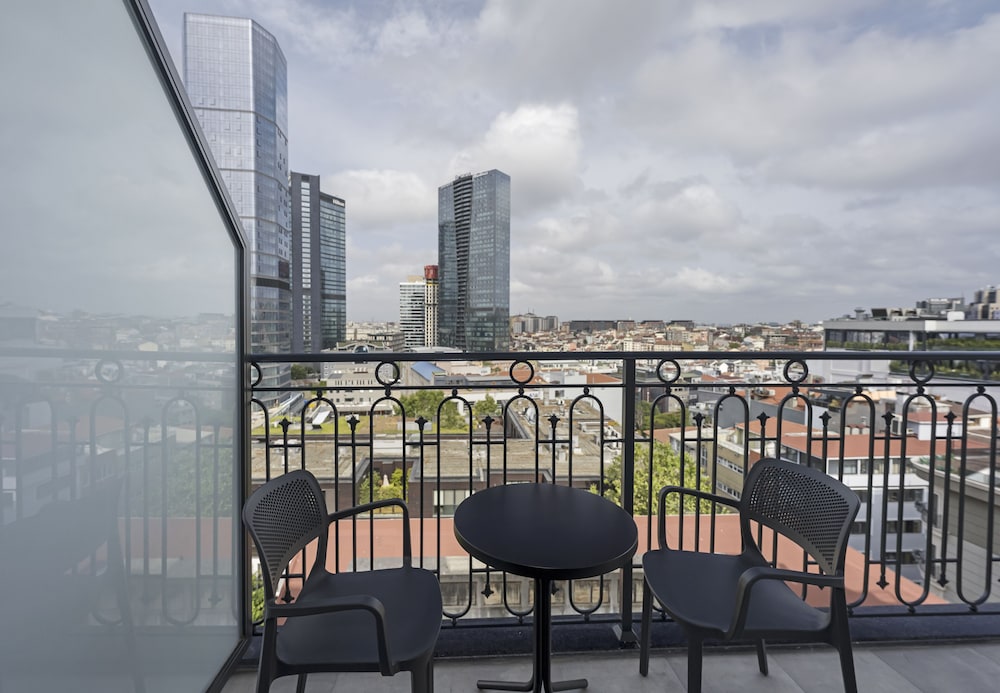 Deluxe Room, 1 King Bed with Sofa bed, City View (Balcony) photo 2