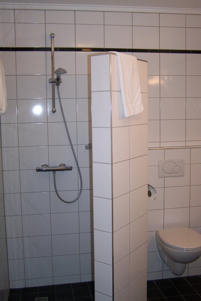Classic Twin Room, Lake View photo 3
