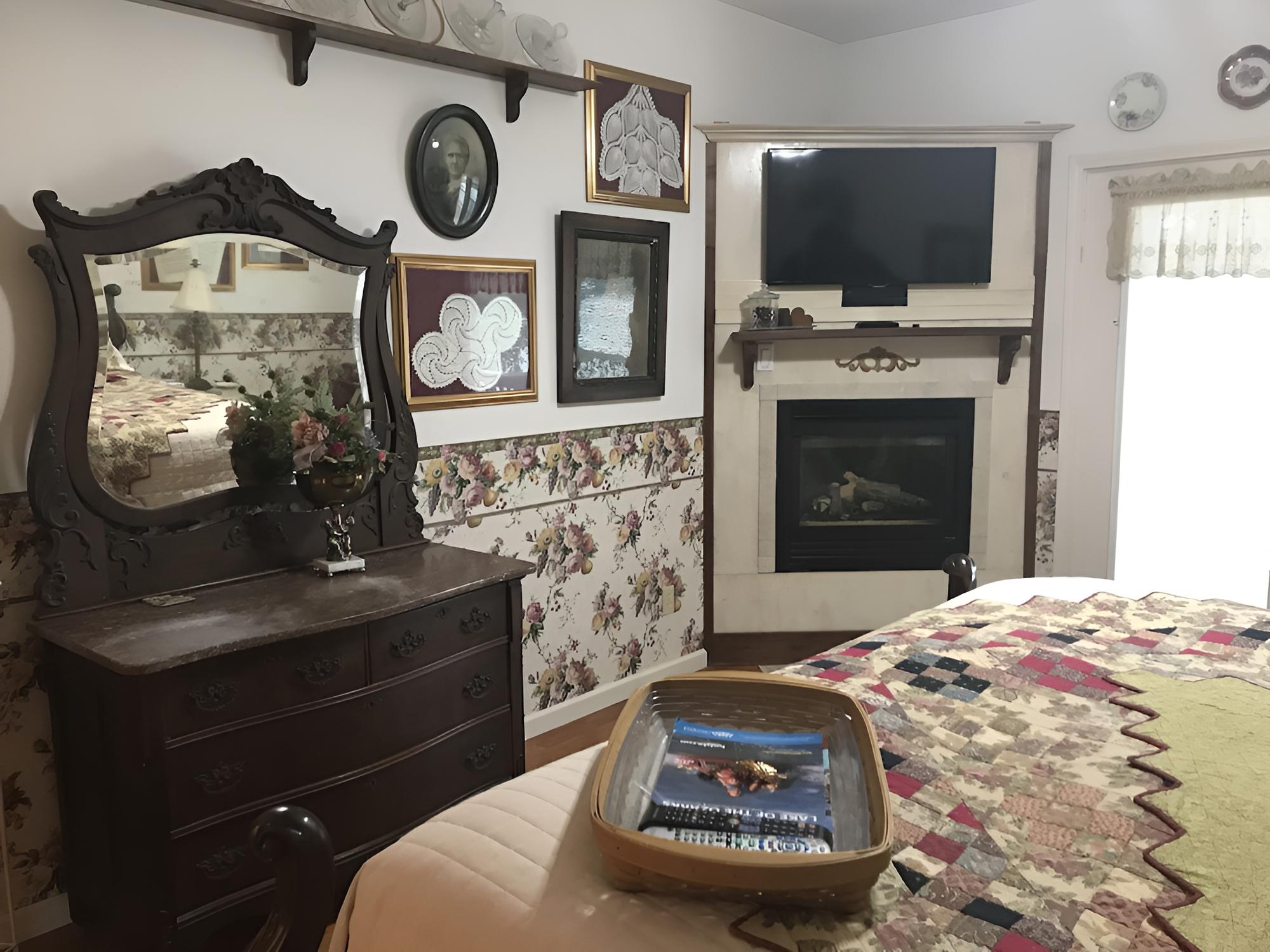Double Room, Jetted Tub (Bed of Roses) photo 1