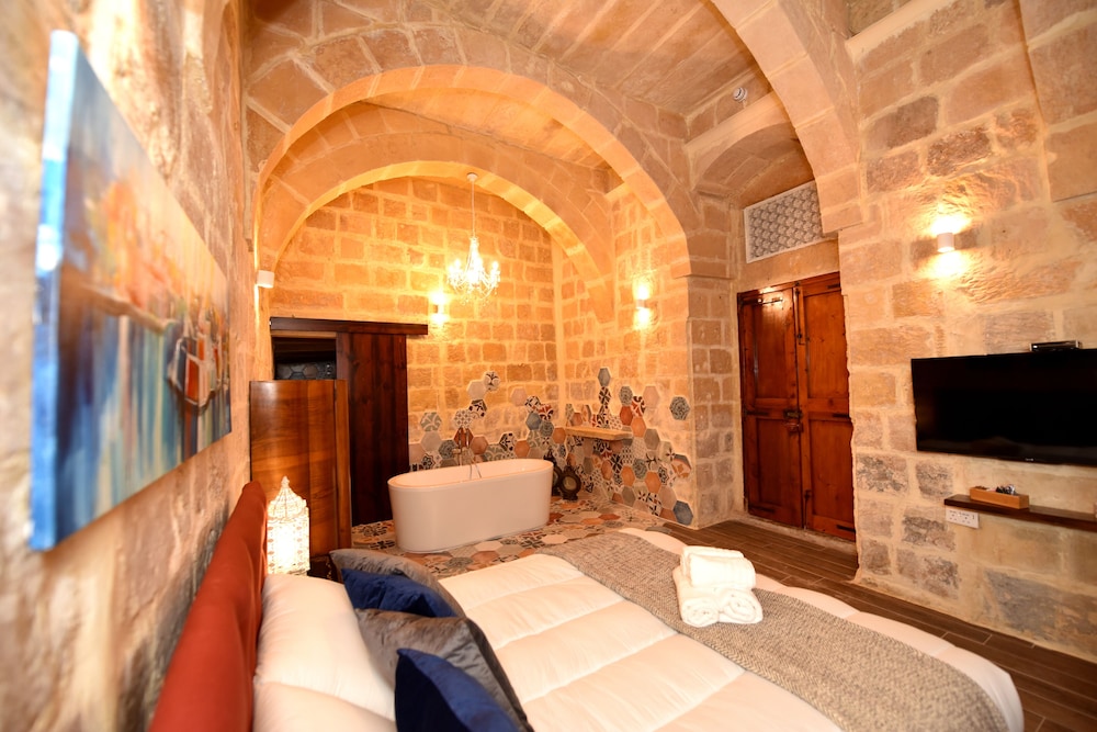 Honeymoon Double Room, 1 Queen Bed, Bathtub (Jean 1557) photo 1