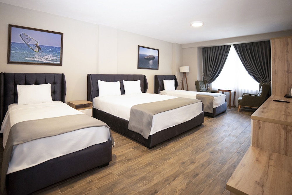 Deluxe Quadruple Room - Photo 3