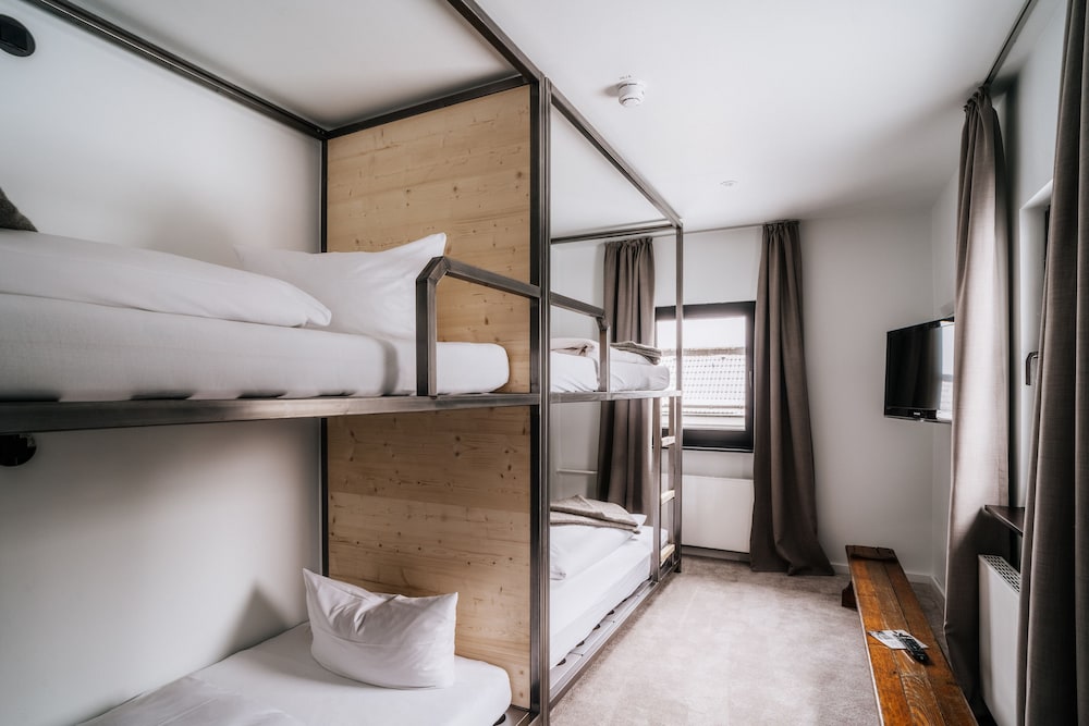 Family Room, Multiple Beds, Bathtub