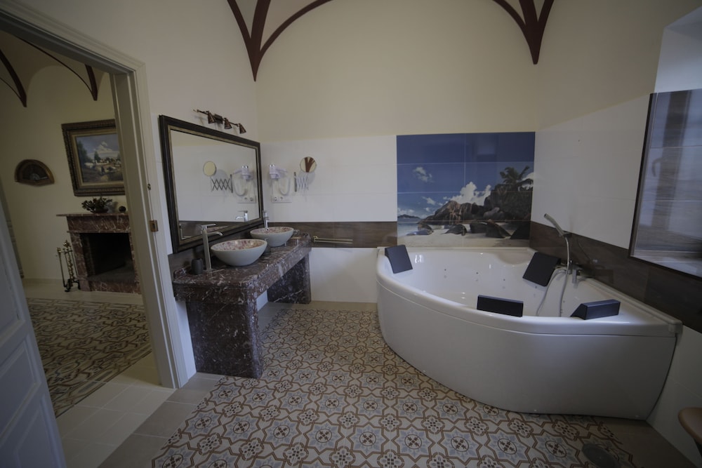 Deluxe Suite, Jetted Tub (6 Pax) photo 2