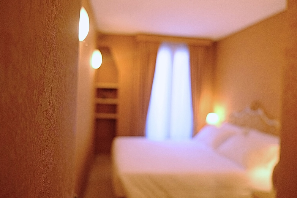 Romantic Double or Twin Room, 1 Bedroom, Courtyard View, Tower photo 3