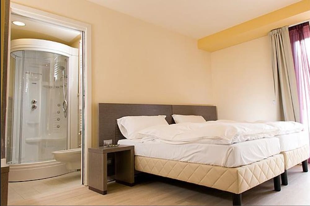 Double or Twin Room photo 3