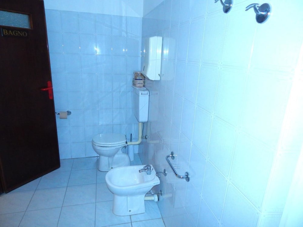 Twin Room, 2 Twin Beds, Shared Bathroom photo 2