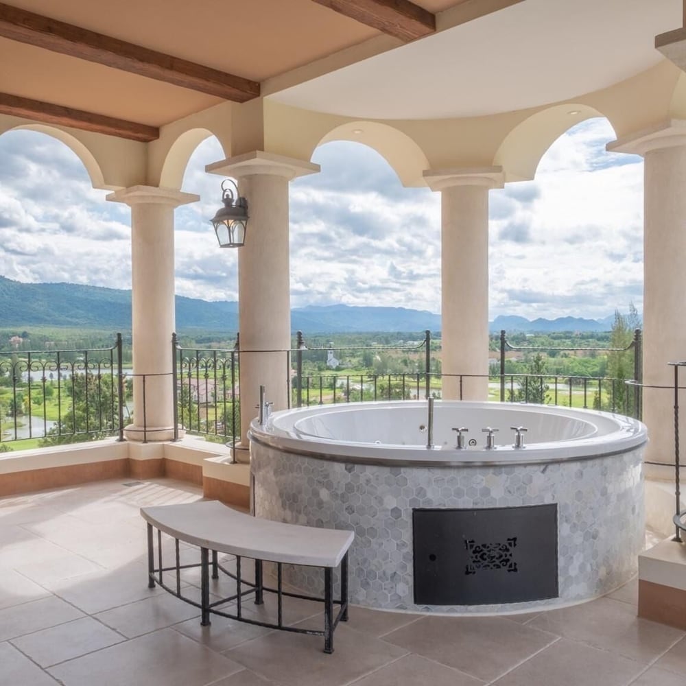 Jacuzzi Suites - Photo 2