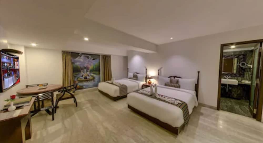 Executive Suite, 2 Queen Beds, Bathtub - Photo 1