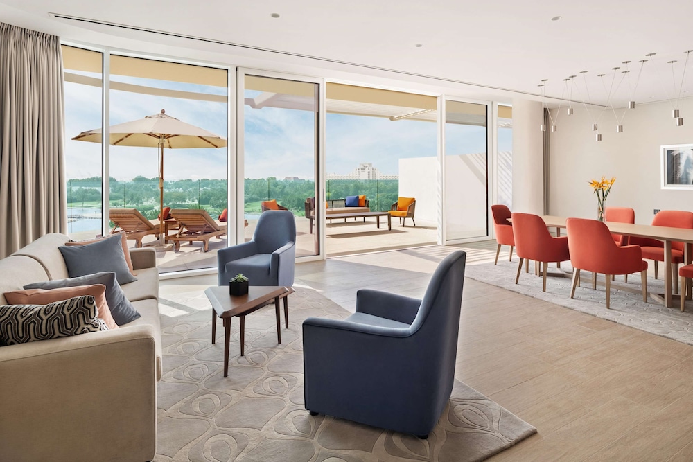 One Bedroom Terrace Suite with Access to Lounge, 3 Pools & Mall Shuttle thumbnail 5