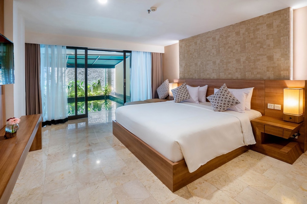 Deluxe Pool Suite - Photo 5