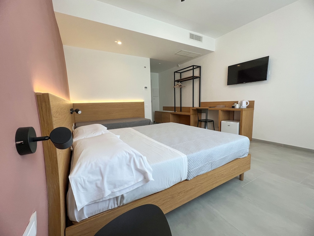 Deluxe Triple Room, Private Bathroom