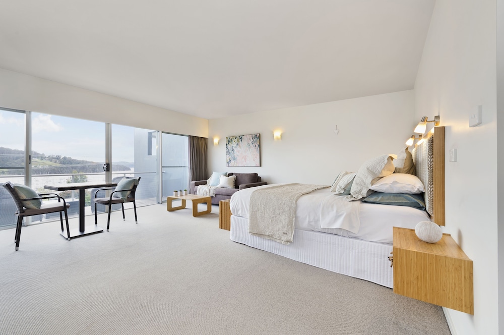 Studio, 1 Queen Bed, Balcony, Marina View (1) photo 2