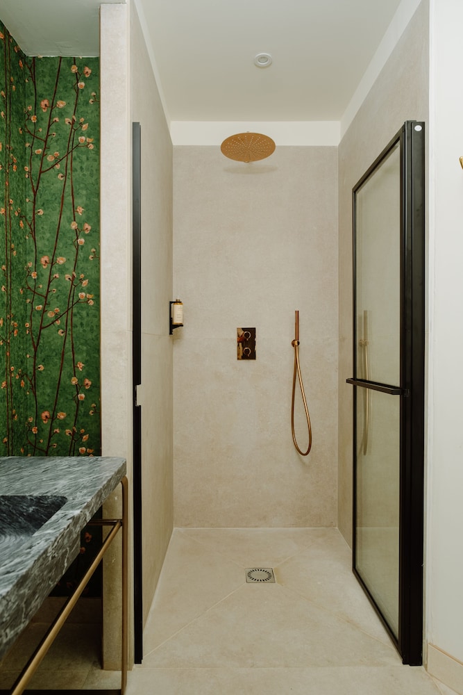Deluxe Double Room with Bath - Photo 4