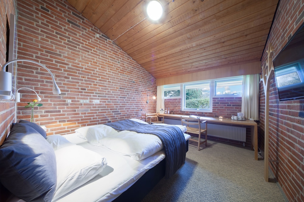 Economy Double Room - 1 Queen Bed - Limited View