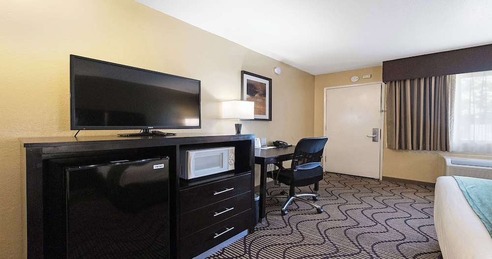 Deluxe Room, 2 Queen Beds, Non Smoking, Refrigerator & Microwave - Photo 12