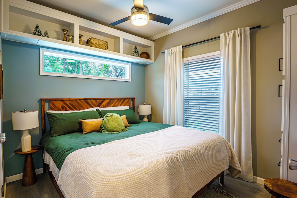 2 Bed/ 1 Bath w/ Loft - Pet Friendly, Sleeps 6