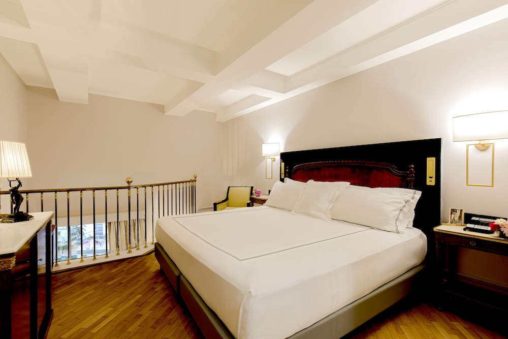 Suite, 1 King Bed, Sea View photo 3