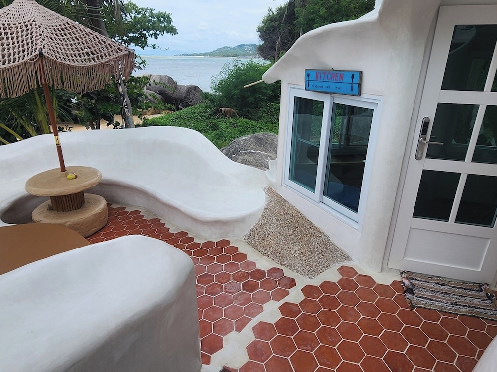 Deluxe Beachfront room with Kitchen - Photo 2