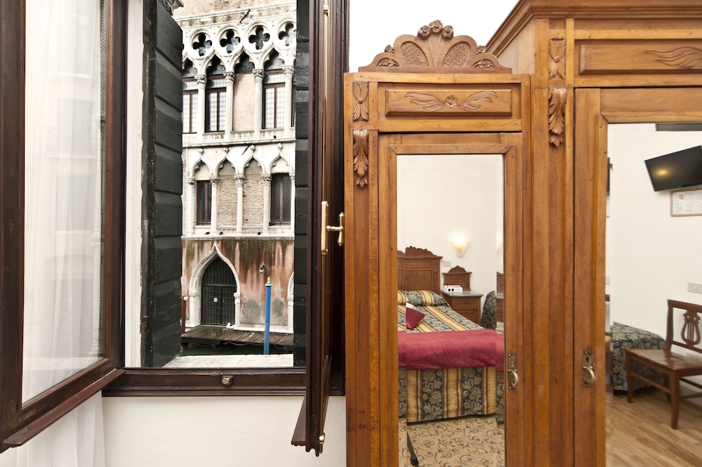 Quadruple Room, Canal View photo 1