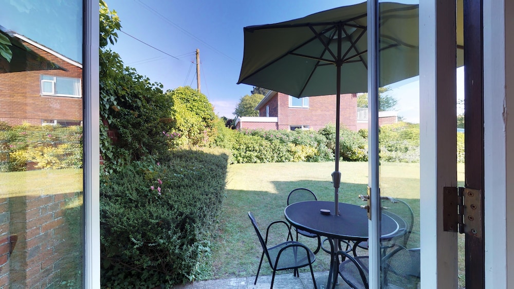 Classic Extra Two Bedroom Apartment With Patio And Shared Garden photo 1