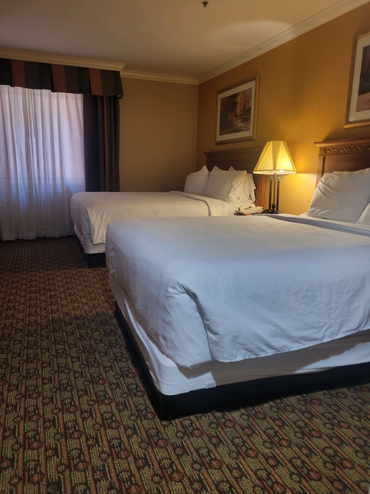 Standard Room, 2 Queen Beds, Non Smoking - Photo 3