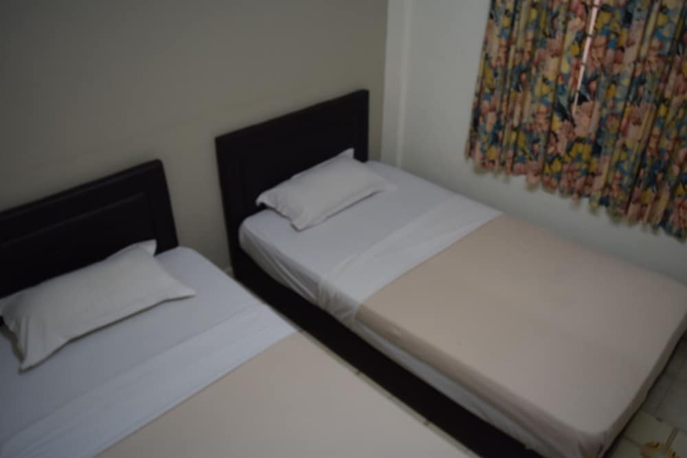 Twin Room, 2 Twin Beds, Shared Bathroom photo 2