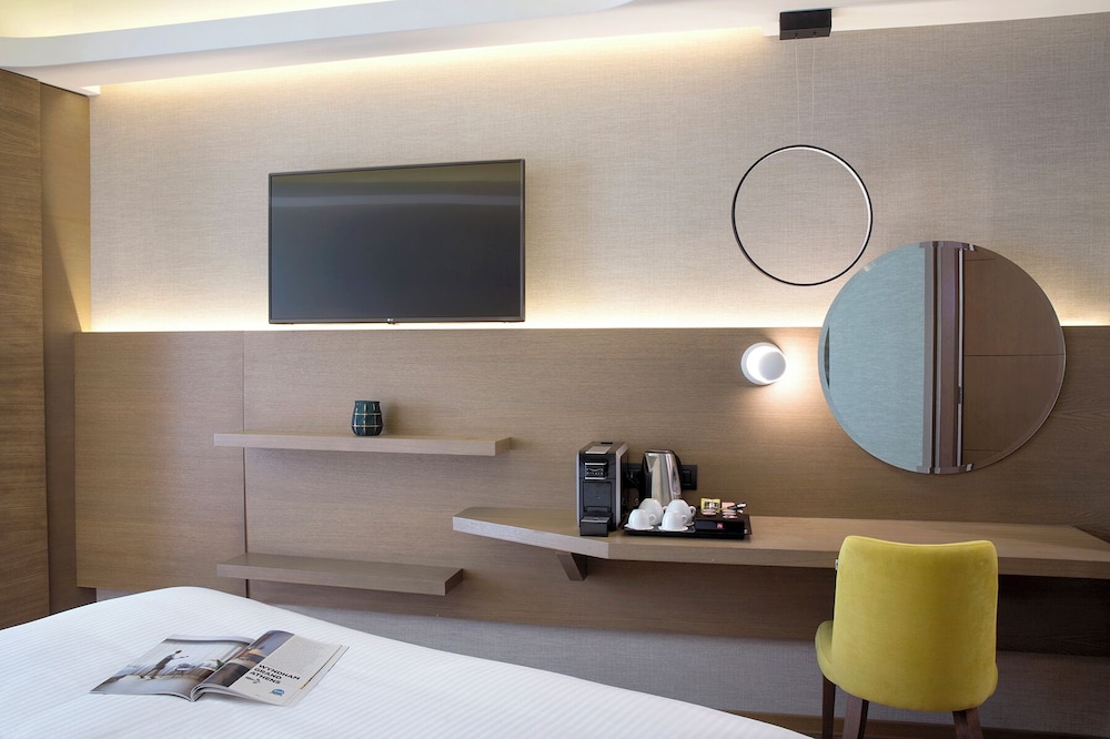 Classic Room, 1 King Bed, Atrium View thumbnail 5