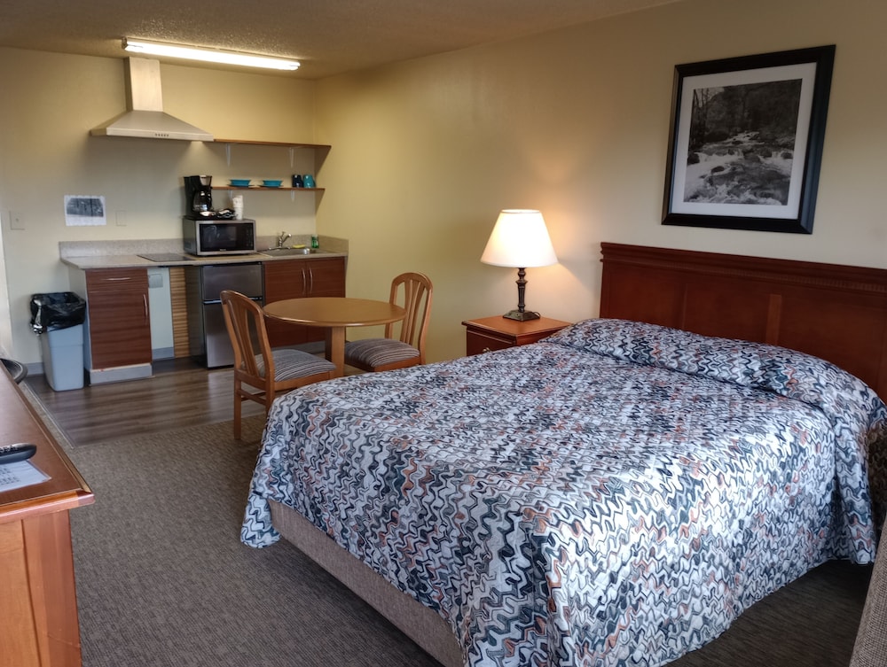 Deluxe Studio Suite, 1 Queen Bed, Courtyard View
