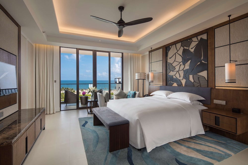 Deluxe Launch Pad View King Bed Room