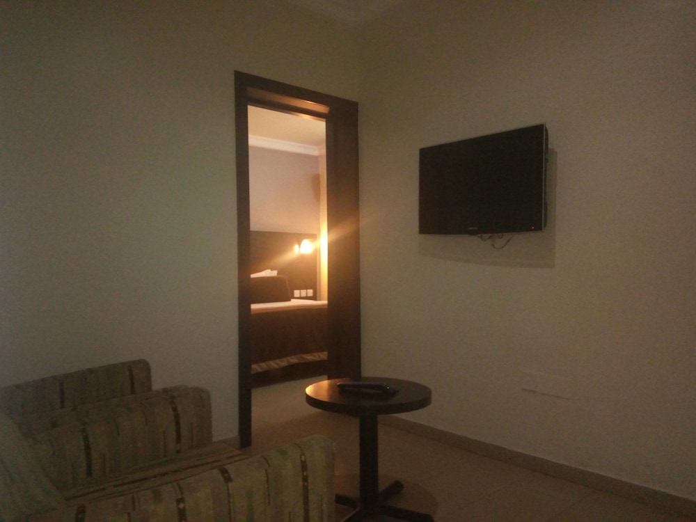 Junior Suite, 1 Queen Bed, Non Smoking, Pool View photo 2