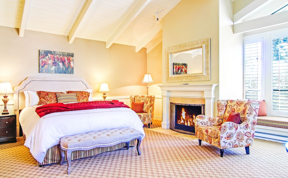 Deluxe Suite, 1 King Bed, Jetted Tub