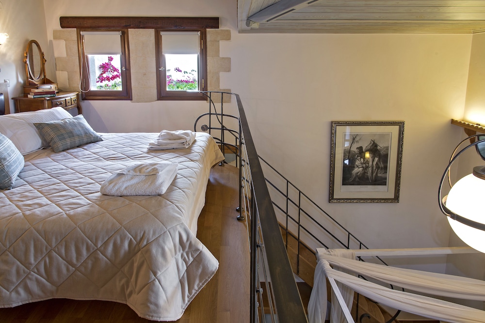 Deluxe Suite, 2 Bedrooms, Jetted Tub photo 3