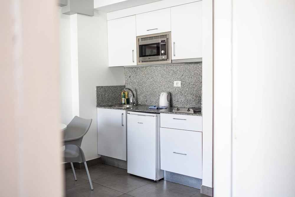 Classic Apartment, 1 Bedroom, Partial Ocean View (2 Adults and 1 Child) - Photo 4
