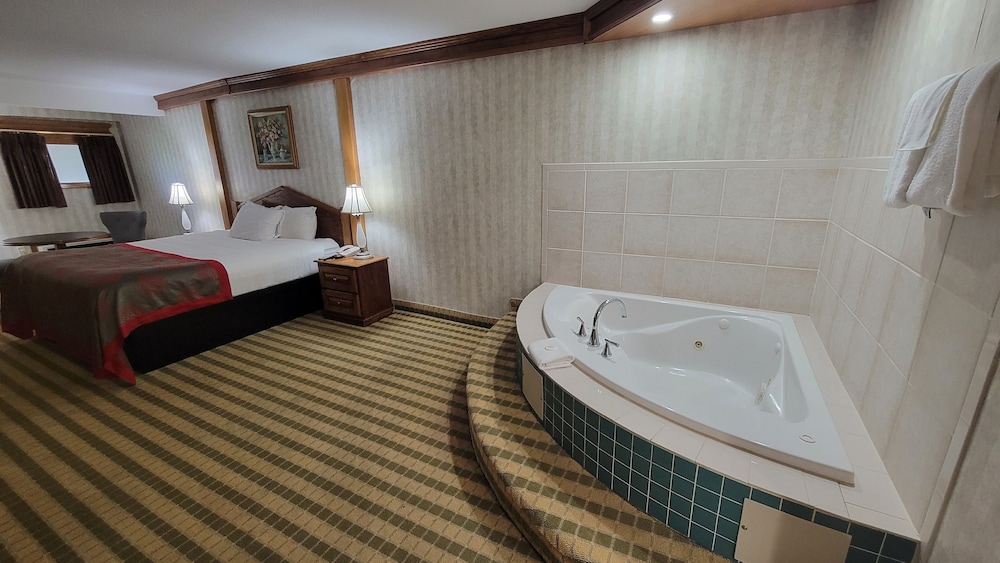Deluxe Room, 1 King Bed, Non Smoking, Jetted Tub - Photo 3