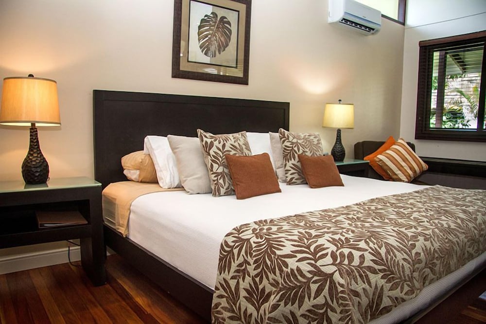 Junior Room, 1 King Bed, Poolside photo 1