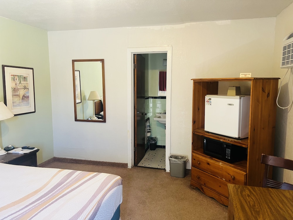 Basic Room, 1 Queen Bed, Non Smoking photo 2