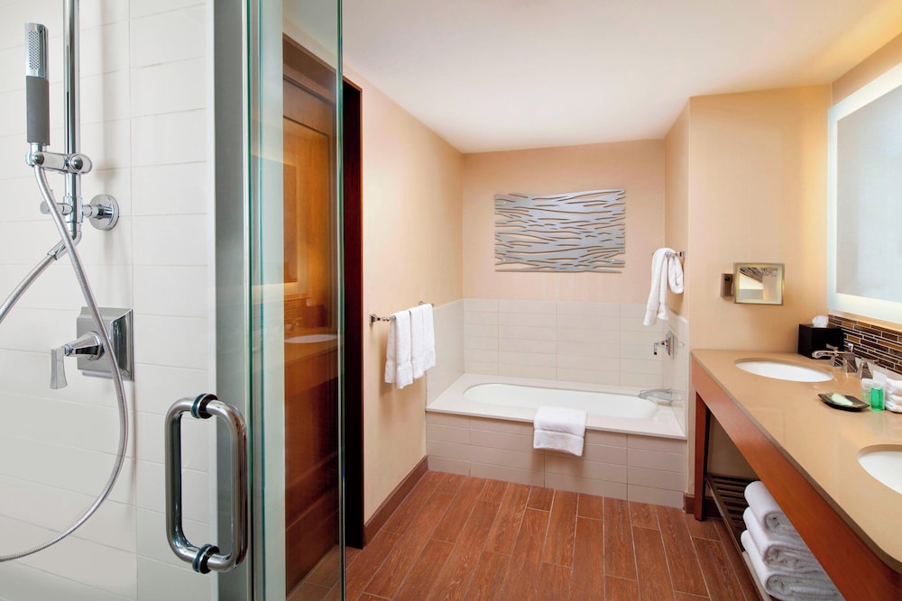 Deluxe Room, 2 Queen Beds, Golf View - Photo 9