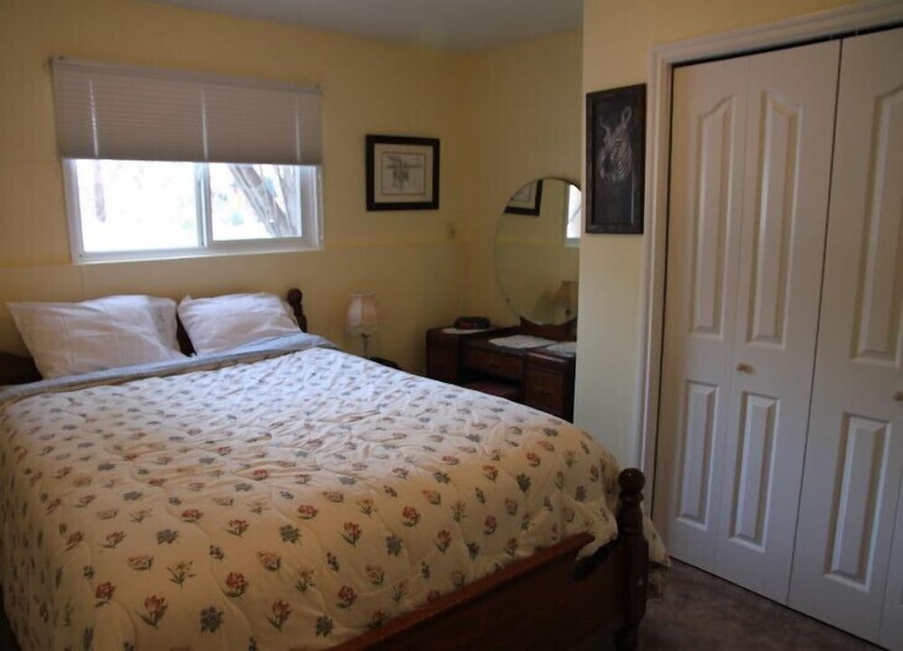 Standard Queen Room 1 With Shared Bathroom