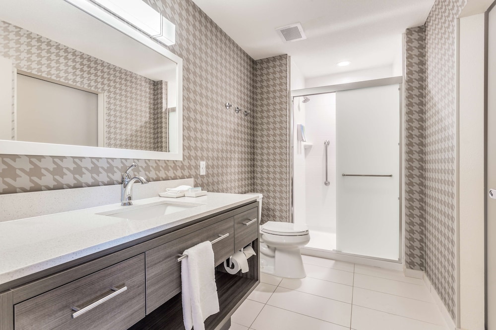 Suite, 1 King Bed, Accessible, Bathtub - Photo 3