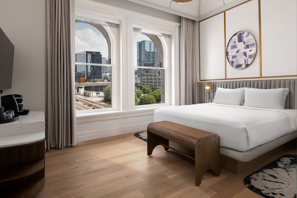 King Room with One King Bed (Smoking)