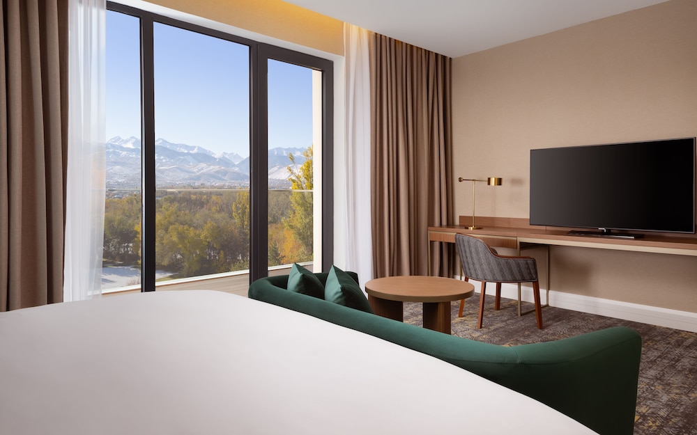 Grand Suite, 1 King Bed, Mountain View (Panoramic) - Photo 2