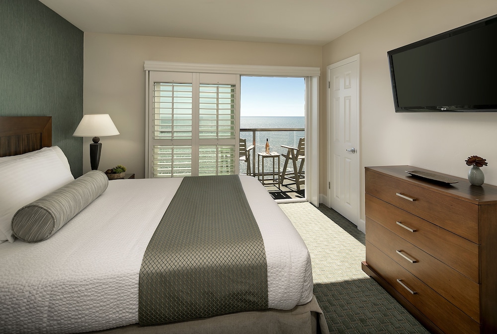 King Bed Partial Ocean And Pool View - Photo 3