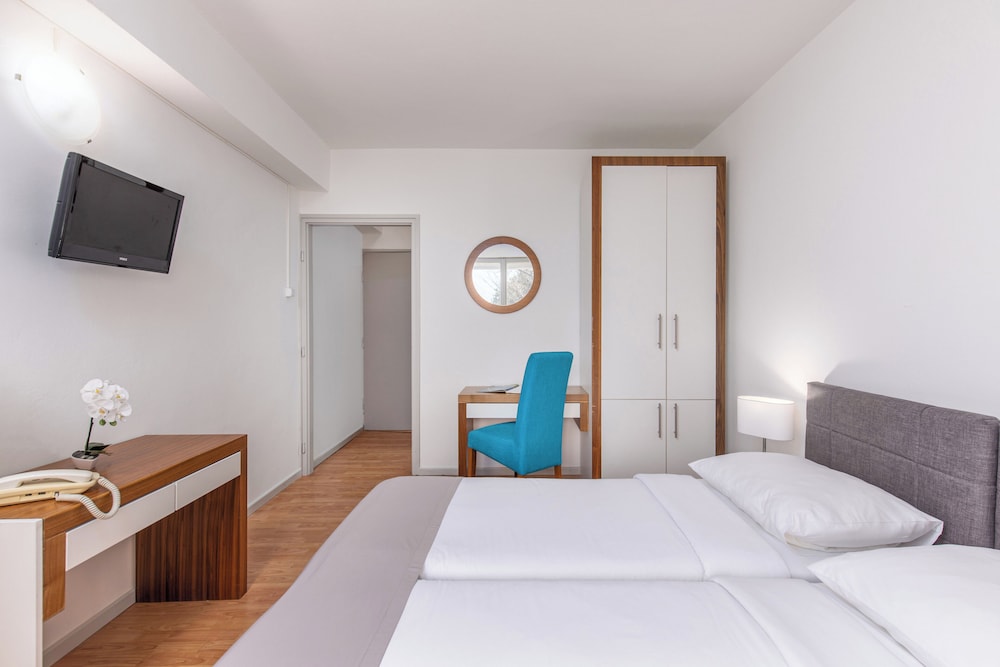 Standard Twin Room, Balcony, Sea View photo 2