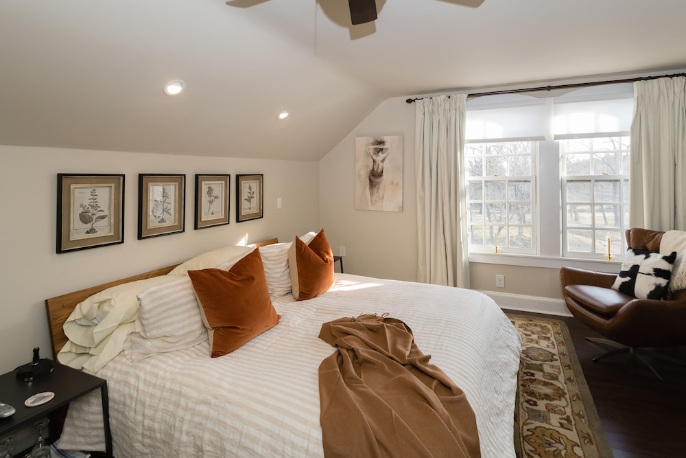 Deluxe Room, 1 King Bed (Deluxe Bath)