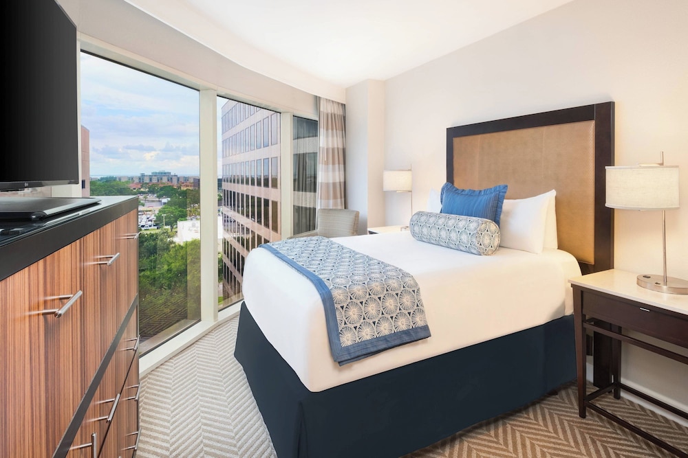 Room, 1 Queen Bed, Courtyard View (Corner) - Photo 1