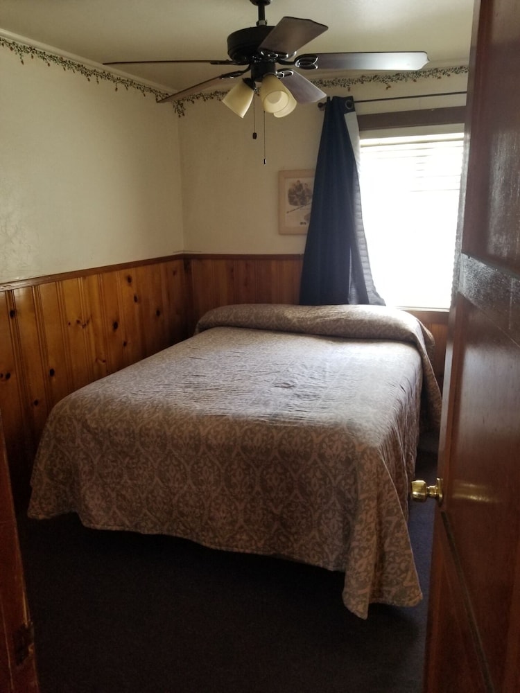 Standard Cabin, 2 Queen Beds, Fireplace photo 2